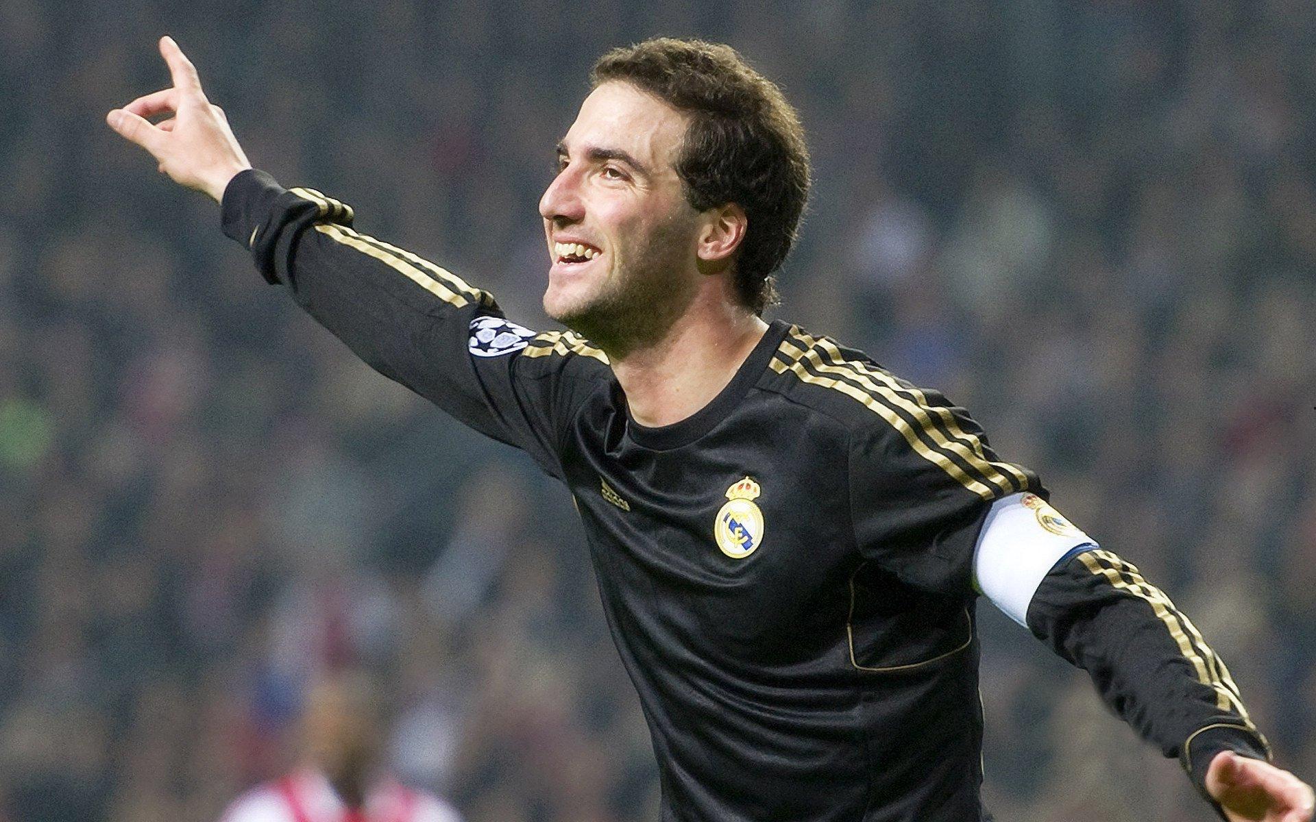 28圈足球_梅西第八次捧起金球奖 刷新足坛历史纪录